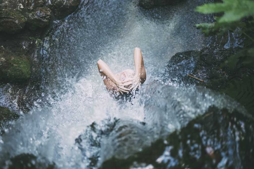滝を浴びる女性